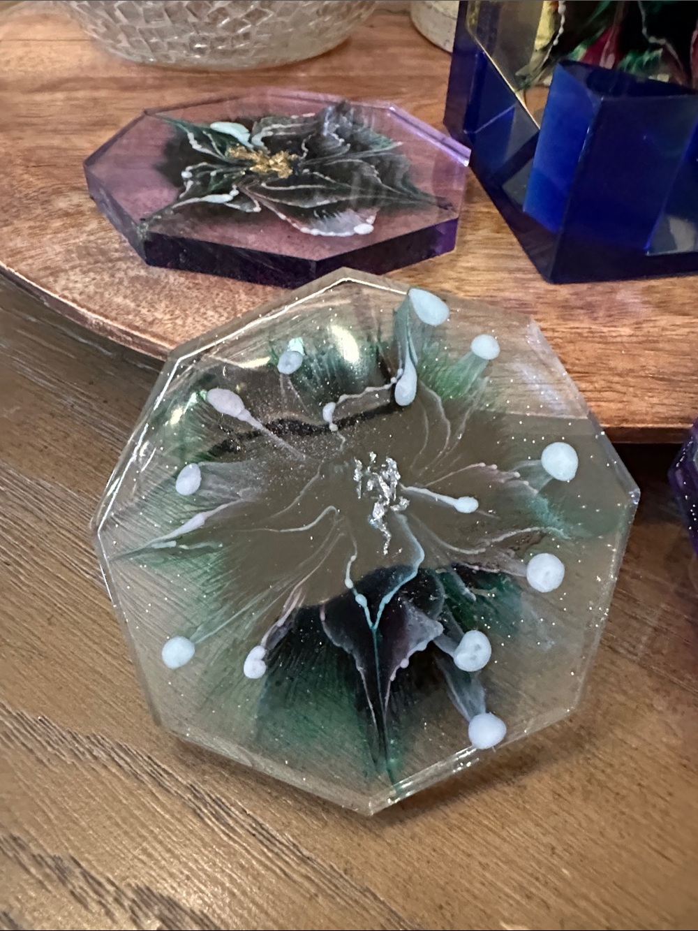 Multicolored floral resin coasters in royal blue holder - Picture 6 of 8